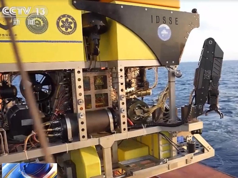 機械臂搭載“深海多功能移動作業系統”深入海底